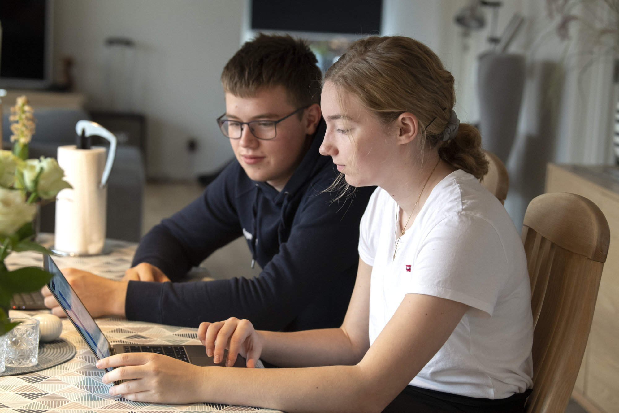 17-årige Asger Degn, der bor i Ravnkilde i Rebild Kommune må ikke tage i skole på HTX i Aars i Vesthimmerlands Kommune - derfor kan han regne med ekstra undervisning, når der engang lukkes op for kommunegrænserne