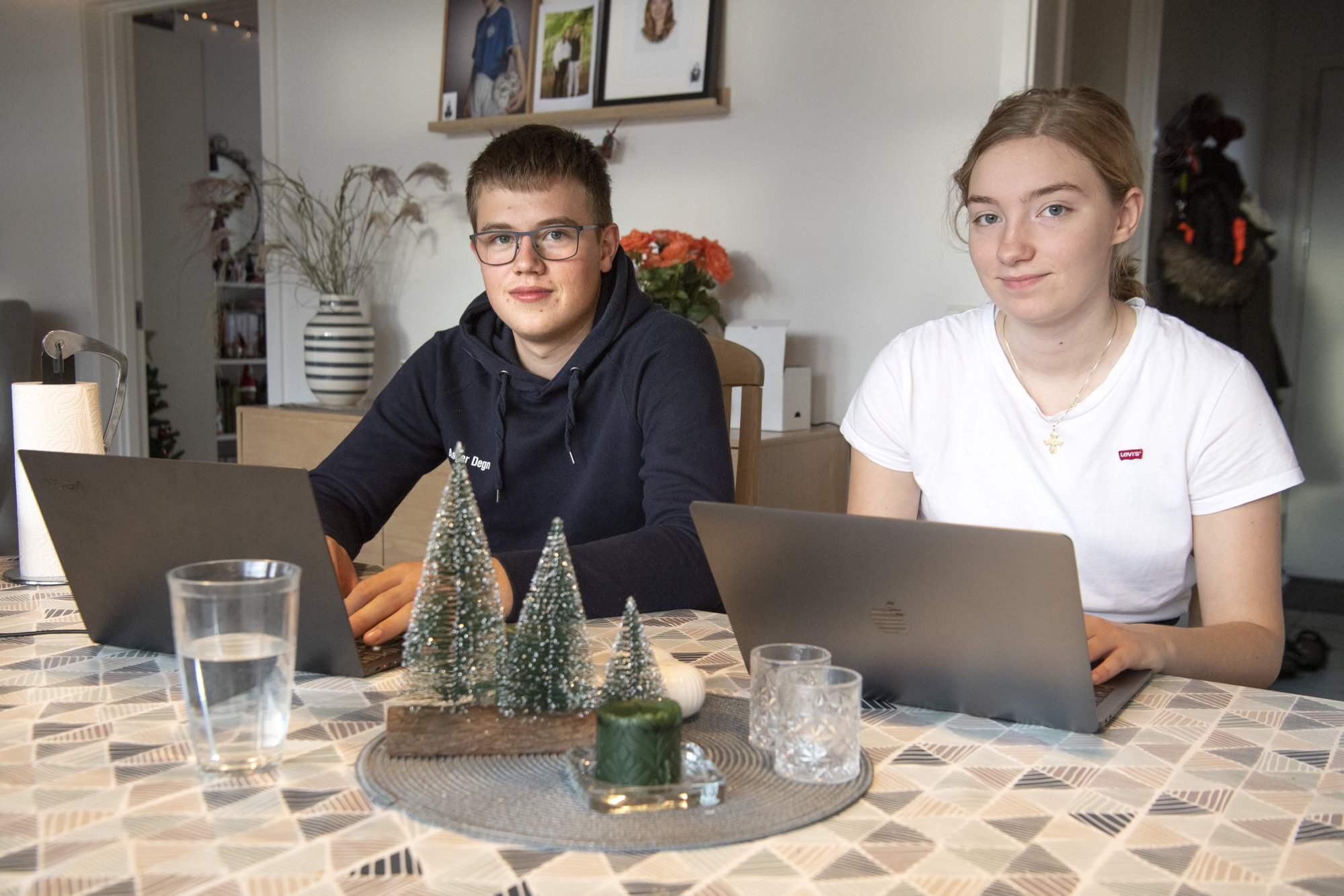 17-årige Asger Degn, der bor i Ravnkilde i Rebild Kommune må ikke tage i skole på HTX i Aars i Vesthimmerlands Kommune - derfor kan han regne med ekstra undervisning, når der engang lukkes op for kommunegrænserne