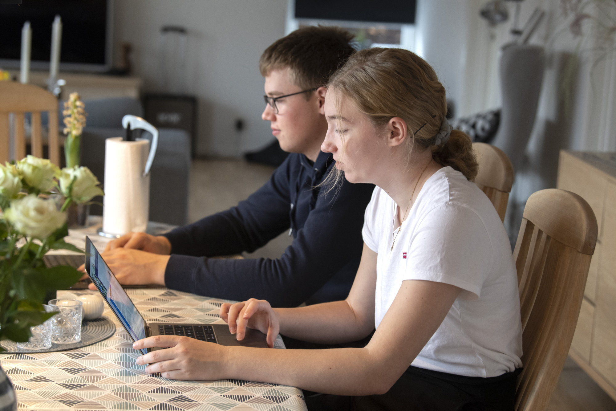 17-årige Asger Degn, der bor i Ravnkilde i Rebild Kommune må ikke tage i skole på HTX i Aars i Vesthimmerlands Kommune - derfor kan han regne med ekstra undervisning, når der engang lukkes op for kommunegrænserne