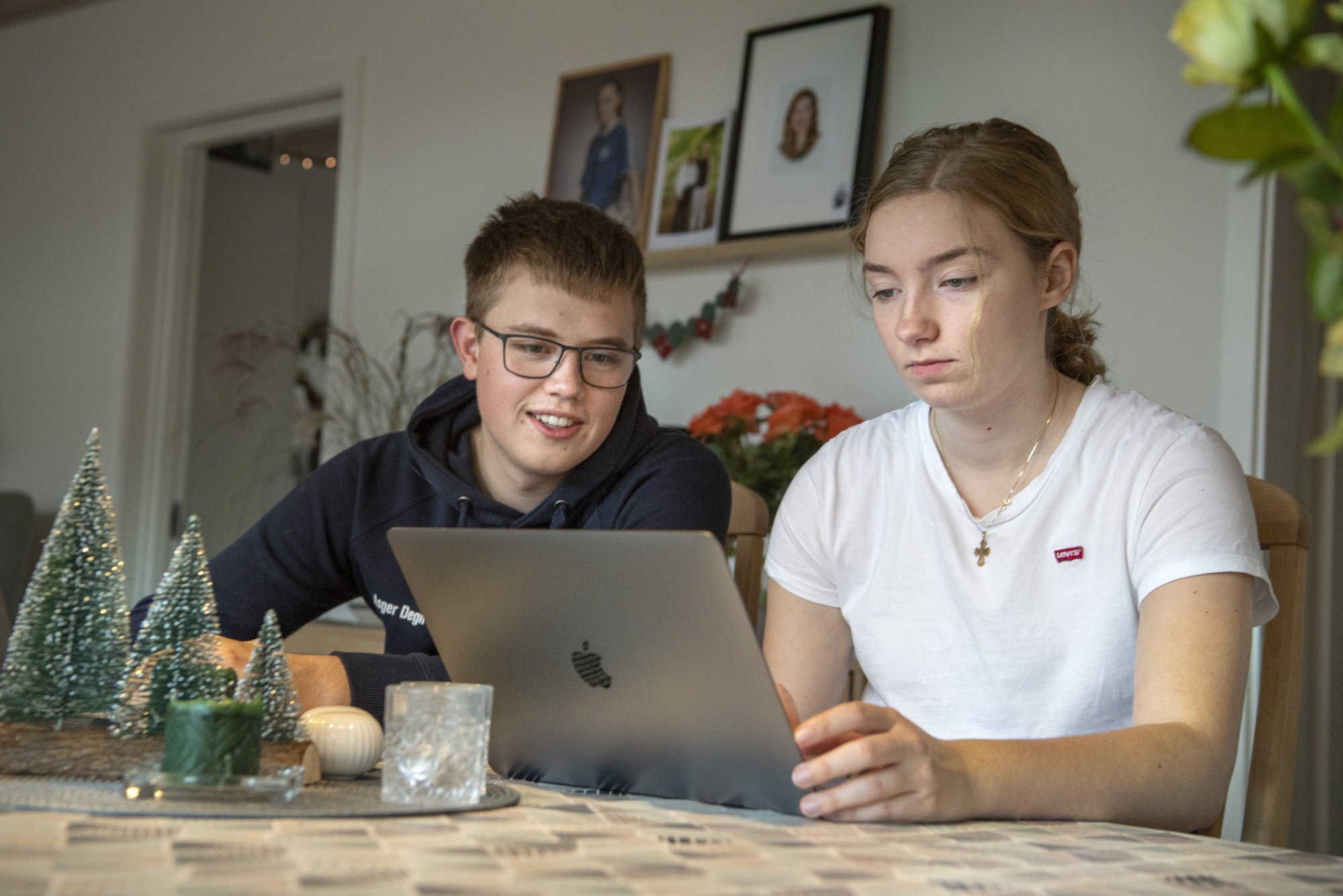 17-årige Asger Degn, der bor i Ravnkilde i Rebild Kommune må ikke tage i skole på HTX i Aars i Vesthimmerlands Kommune - derfor kan han regne med ekstra undervisning, når der engang lukkes op for kommunegrænserne