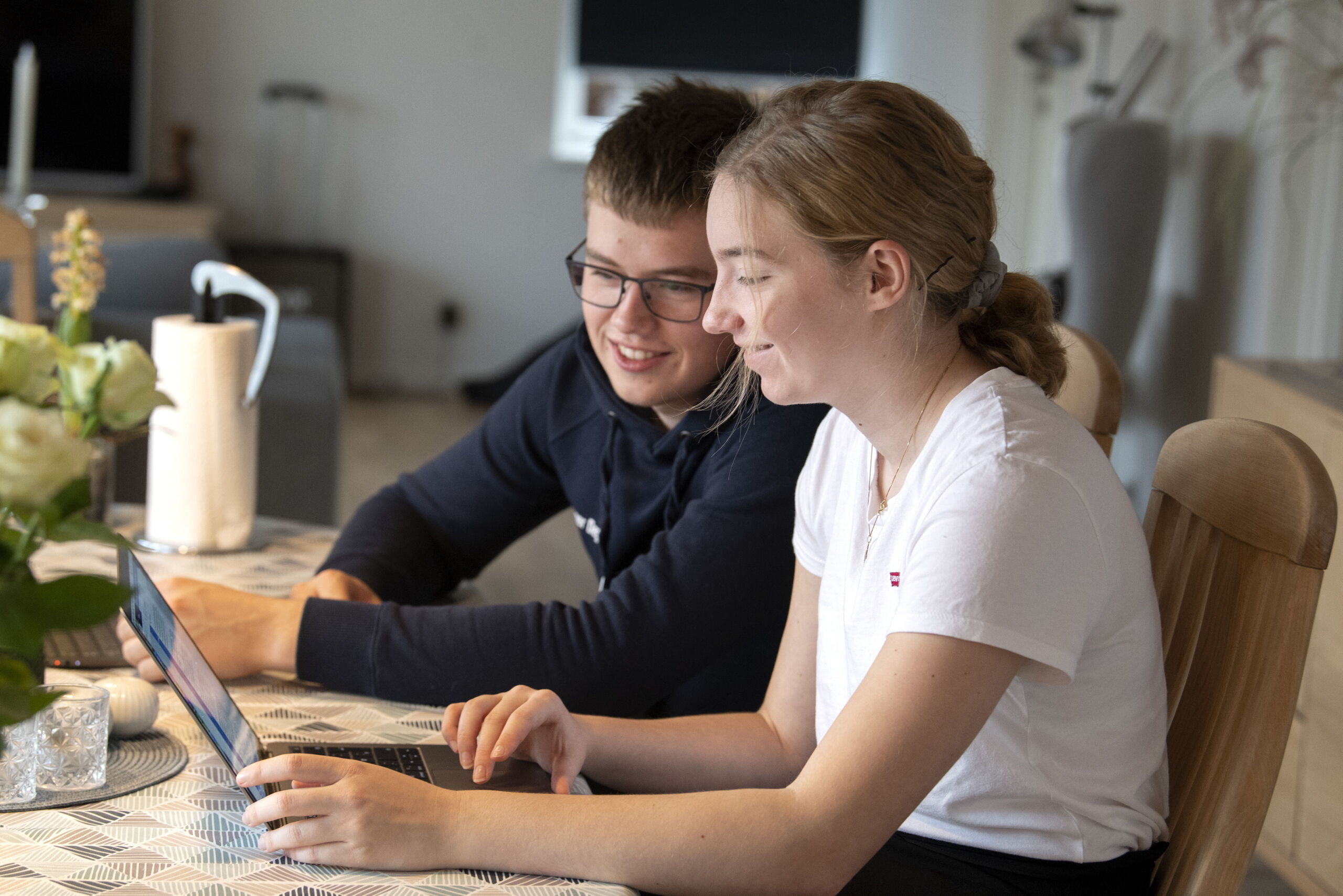 17-årige Asger Degn, der bor i Ravnkilde i Rebild Kommune må ikke tage i skole på HTX i Aars i Vesthimmerlands Kommune - derfor kan han regne med ekstra undervisning, når der engang lukkes op for kommunegrænserne