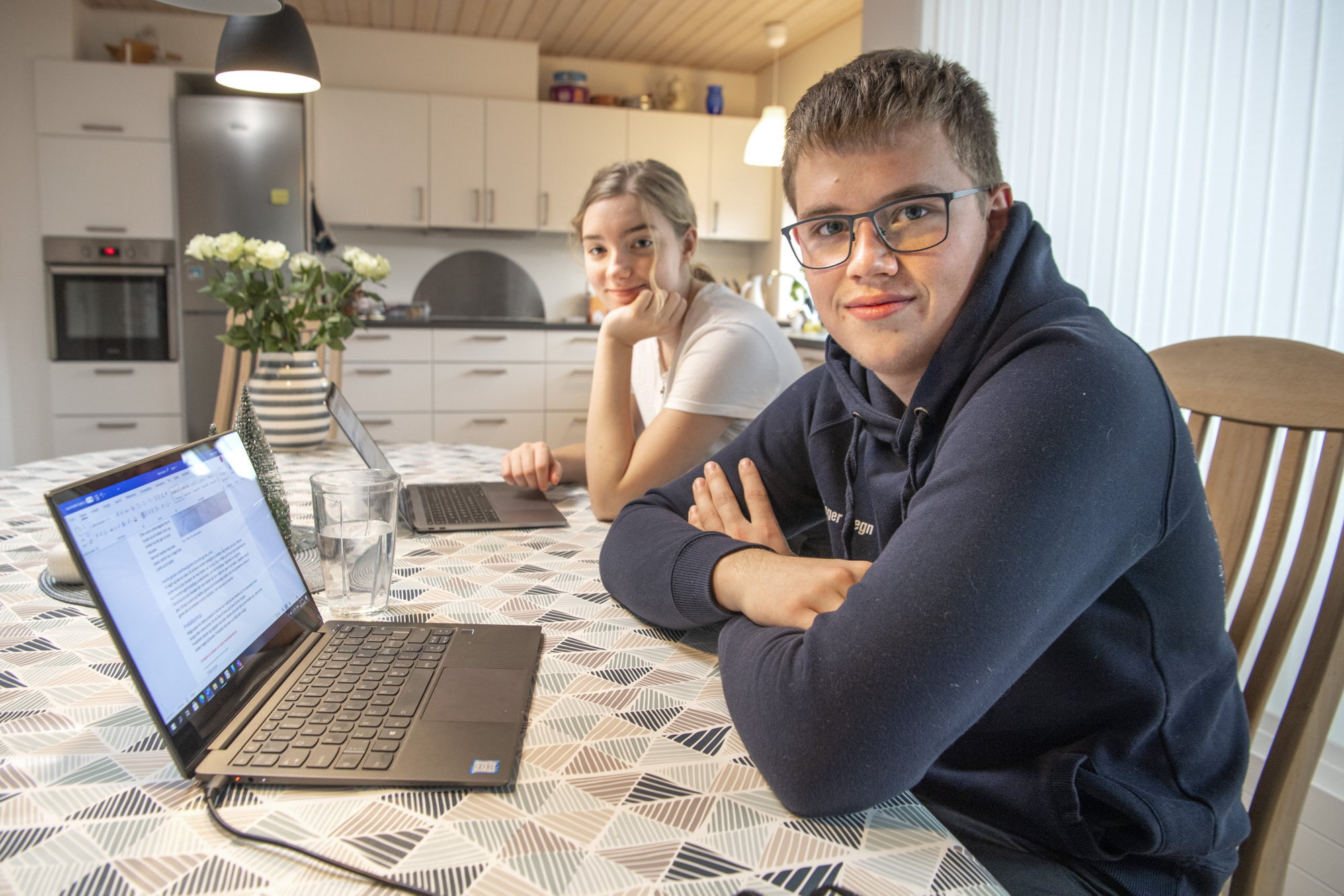 17-årige Asger Degn, der bor i Ravnkilde i Rebild Kommune må ikke tage i skole på HTX i Aars i Vesthimmerlands Kommune - derfor kan han regne med ekstra undervisning, når der engang lukkes op for kommunegrænserne