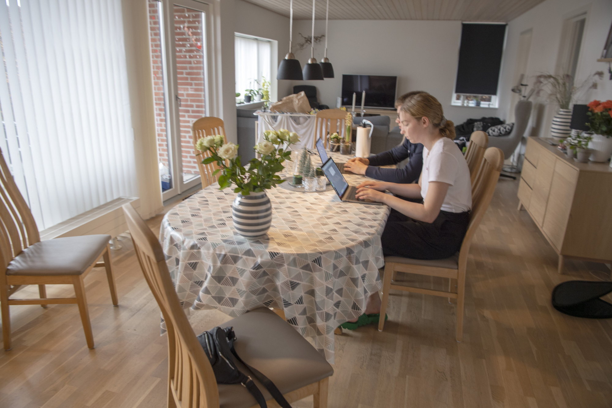 17-årige Asger Degn, der bor i Ravnkilde i Rebild Kommune må ikke tage i skole på HTX i Aars i Vesthimmerlands Kommune - derfor kan han regne med ekstra undervisning, når der engang lukkes op for kommunegrænserne